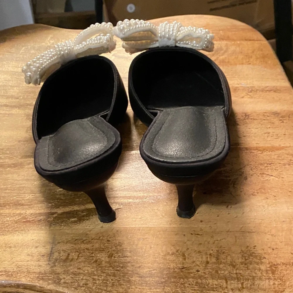 Elegant Black Slip-ons with Pearl Bow - Picture 5 of 6
